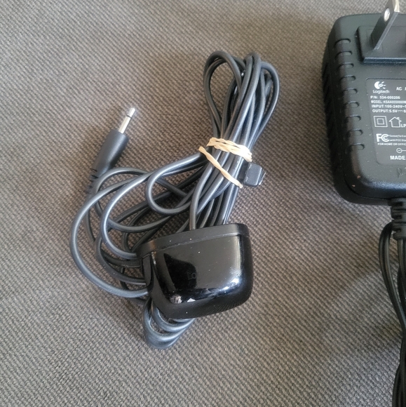 Logitech Harmony 900 Charging Base, Accessories & IR Blaster - Picture 5 of 5